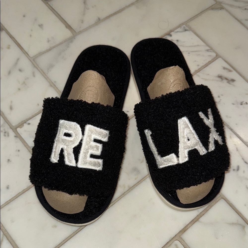 Shiraleah Black and White Relax Slippers